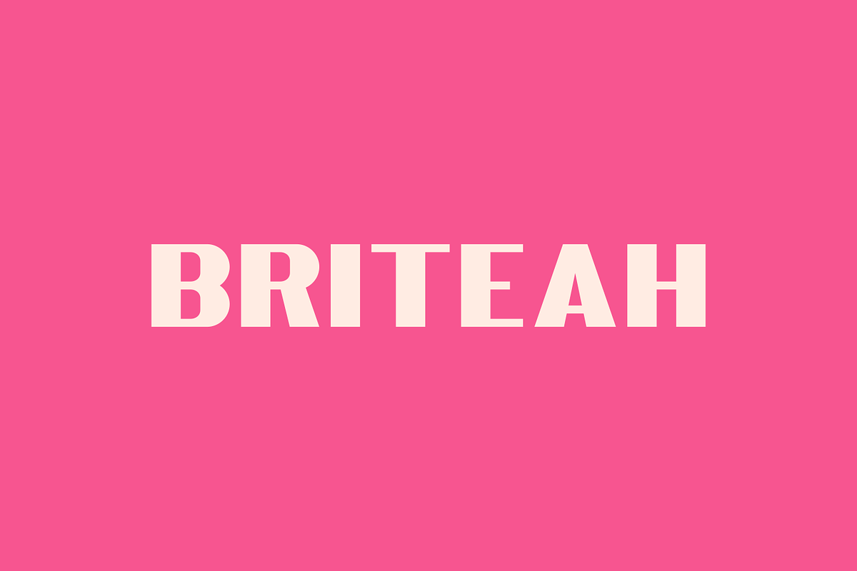 Relyah - Modern Display Typeface, a Font by Letterna (Photo 4 of 4)