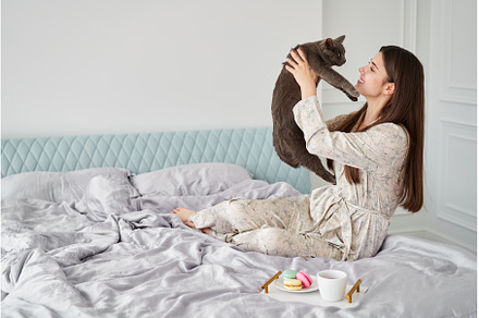 Woman having breakfast with her cat