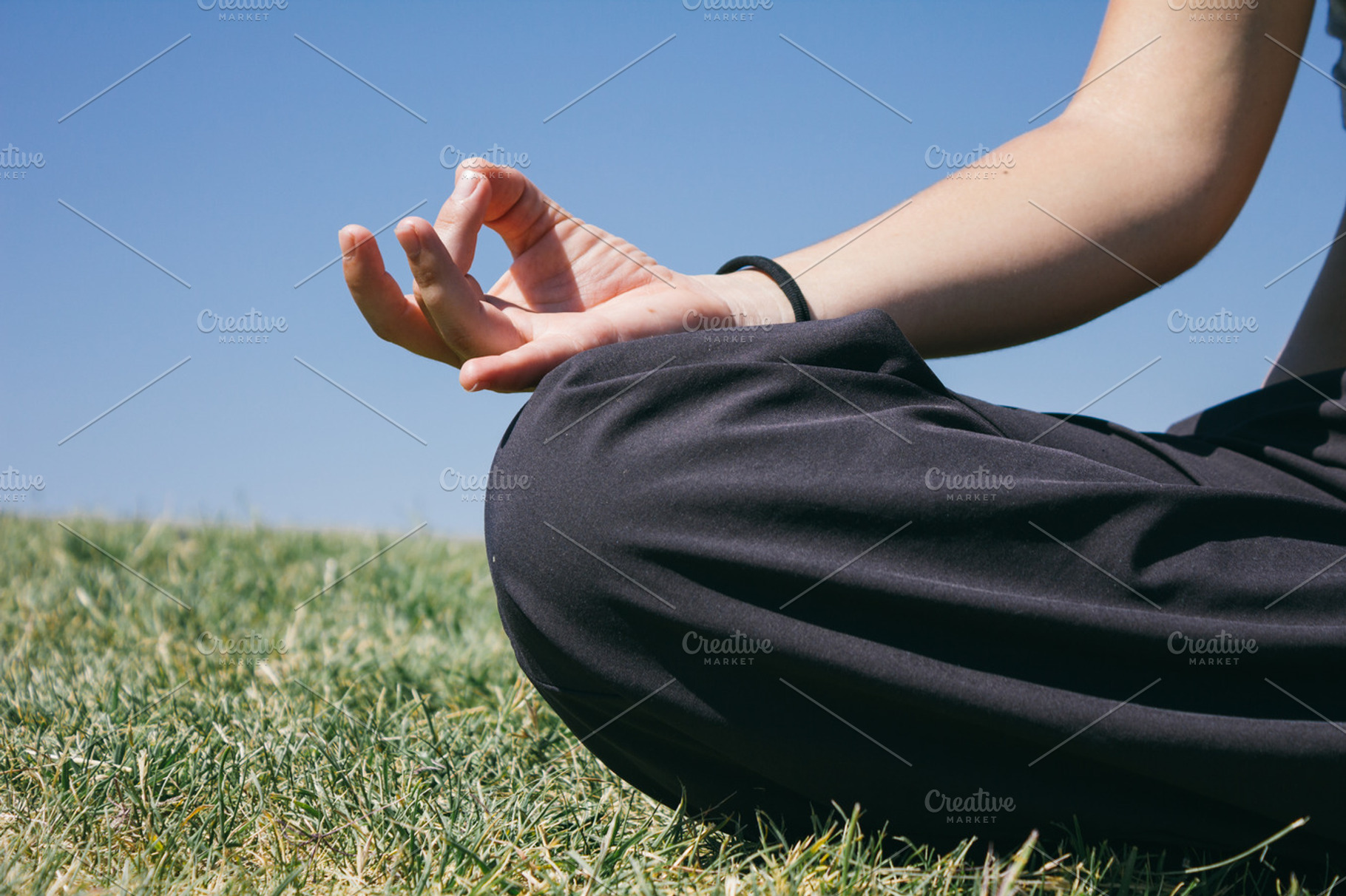 Hand of a woman doing yoga outdoors containing hand, woman, and women, a Sports & Recreation Photo by Am.Benitez Estudio