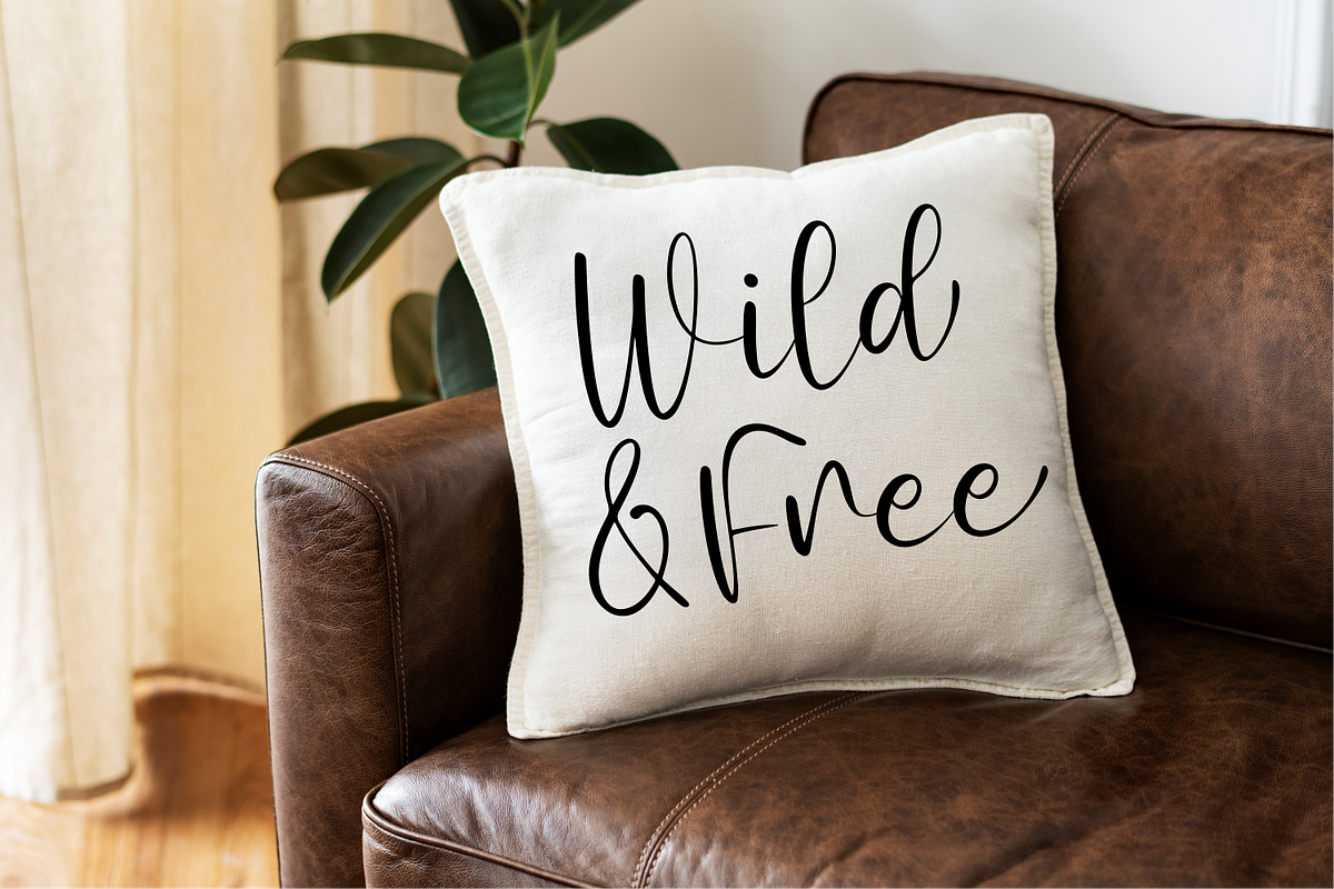 Junlyne | Handwritten Font, a Script Font by Forberas Club (Photo 6 of 8)