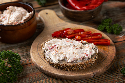 Rye bread with paprika cream cheese, a Photo by Grafvision photography