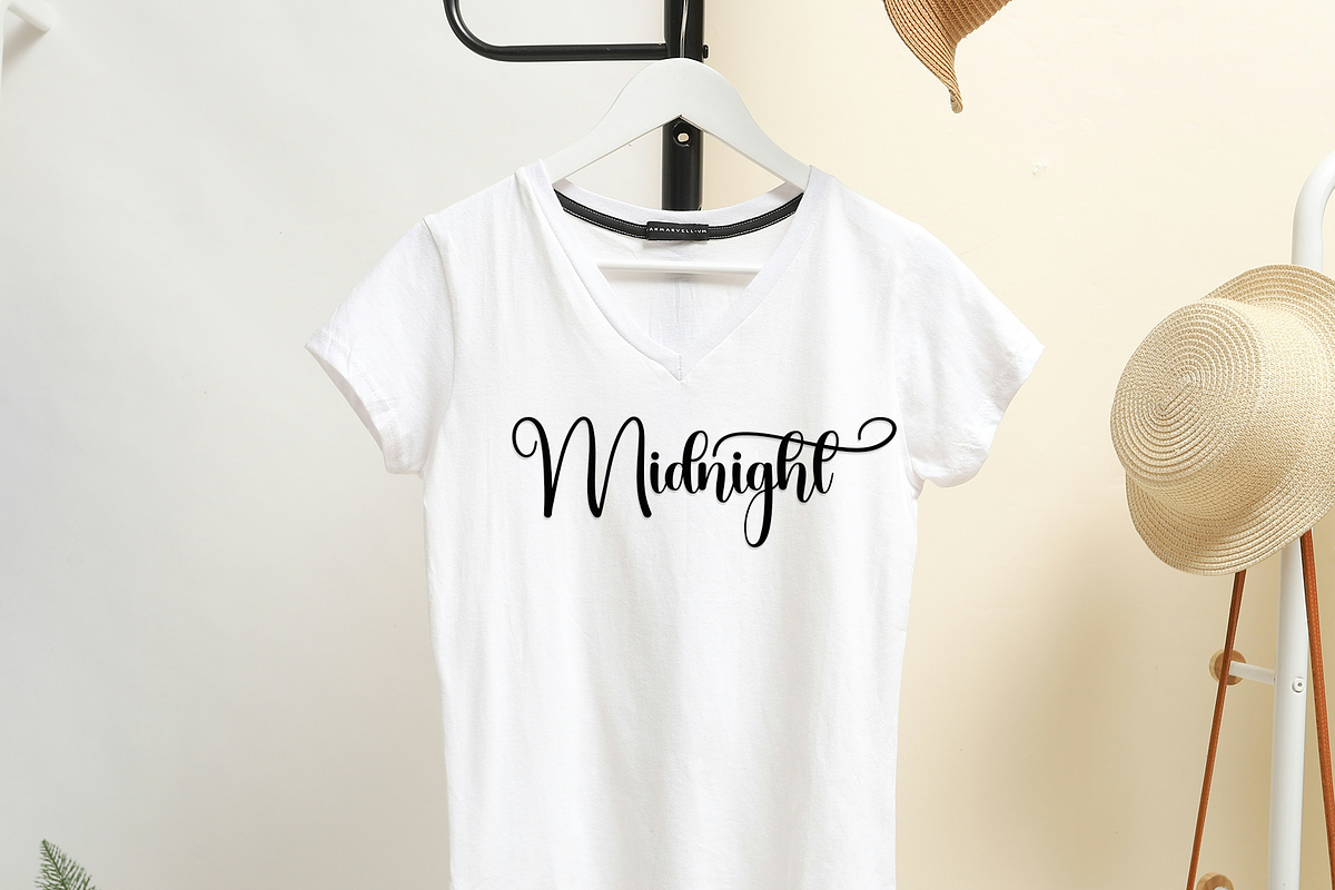Eternal Signature, a Handwritten Font by InermediaSTUDIO (Photo 6 of 8)