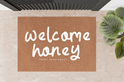 Goldyaks, a Script Font by Integritype Studio (Thumbnail 8 of 15)