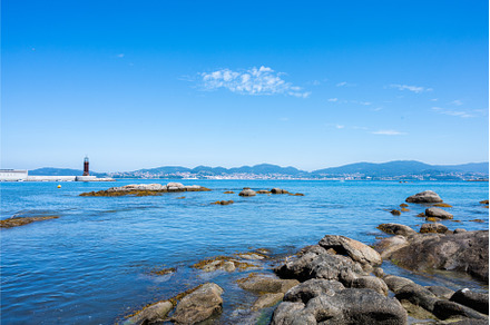 Rock beach in the Vigo estuary with