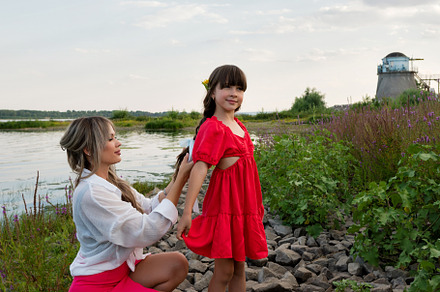 Mom and little daughter, a Person Photo by Elena Vagengeim