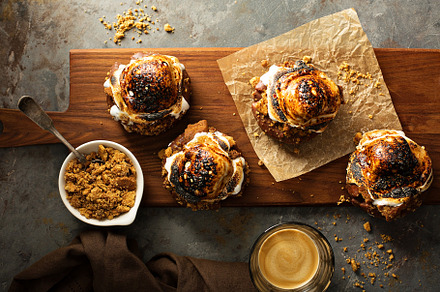 Smores donuts top view, a Background Photo by farwasser
