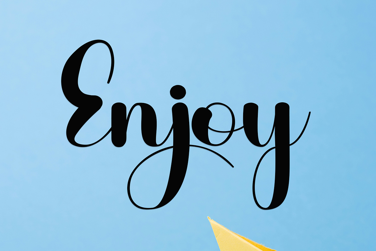 Vintage, a Script Font by InermediaSTUDIO (Photo 4 of 8)