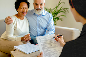 Financial consultation in living room setting, a Photo by DanFLCreativo