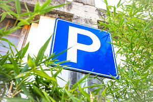 Free parking signal, a Wallpaper Photo by KYNA STUDIO