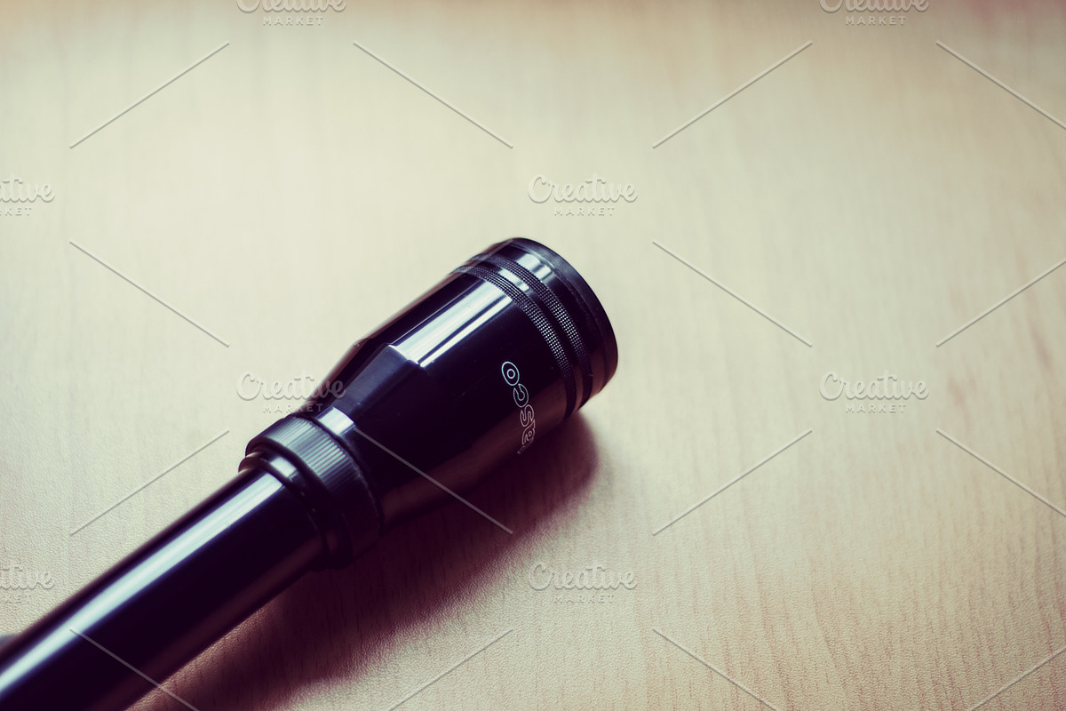 Optical Target Scope on Wood Table preview 6