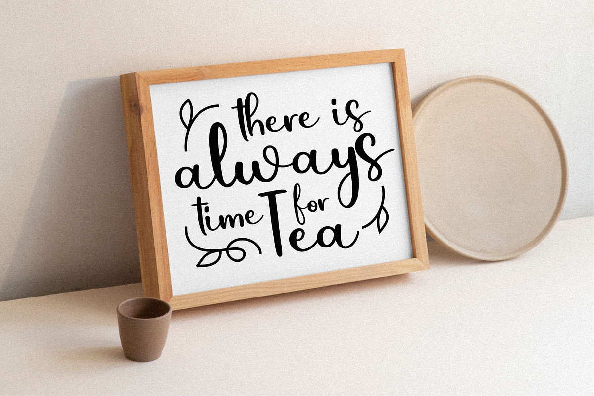 Pelicana, a Script Font by Forberas Club (Photo 5 of 8)