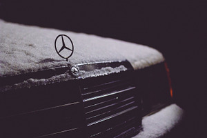 Mercedes 190 in snow