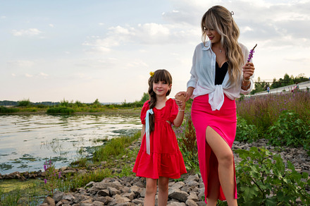 Mom and little daughter walking, a Person Photo by Elena Vagengeim
