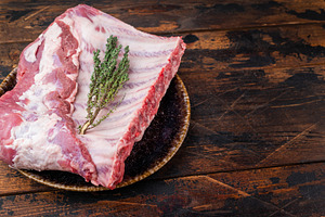 Raw pork spareribs rack with knife and herbs flat lay premium me