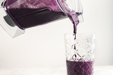 blueberry smoothie blender pour