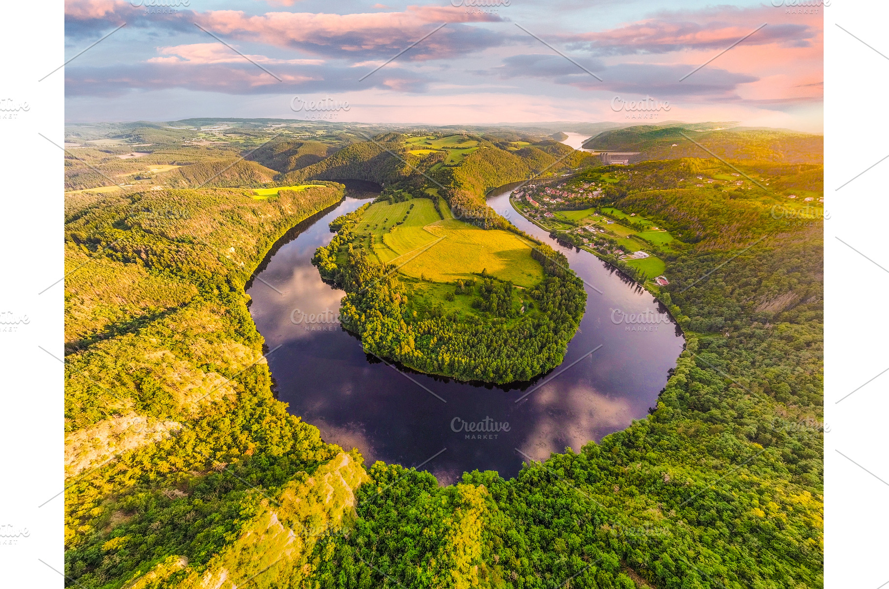 River Horseshoe bend in bautiful, an Architecture Photo by pytyczech