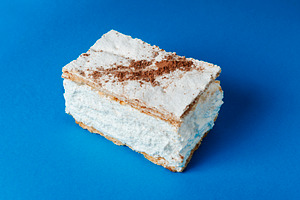 a Spanish milhojas de merengue on blue, a Photo by Nito