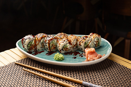 Sushi rolls with cucumber and cream cheese