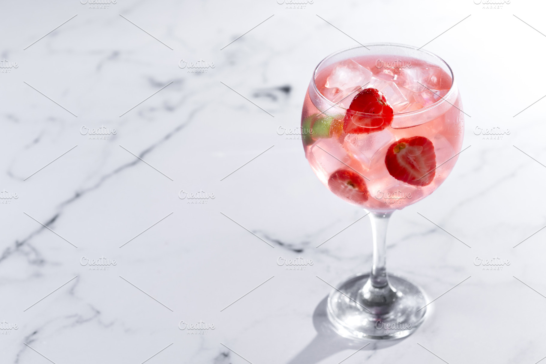 Strawberry gin tonic cocktail, a Photo by etorres69