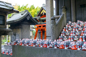 Fox statues at shrine, an Architecture Photo by BOOCYS