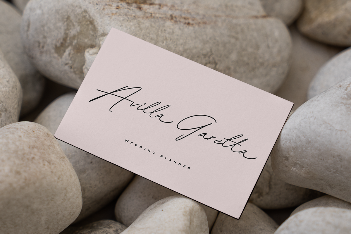 Madden Guilla - An Elegant Font, a Handwritten Font by Ainun Jinan (Photo 3 of 9)
