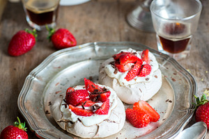 Strawberry pavlovas