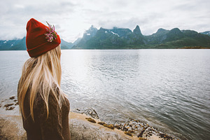 Woman traveling solo in Norway outdo