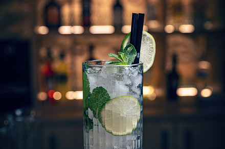 Refreshing mojito cocktail