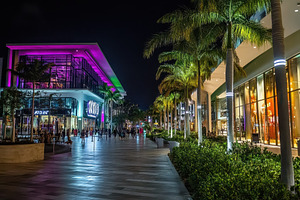 Night time stroll along Lincoln Road, a Photo by Iftikhar Alam