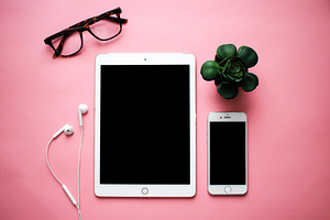 Pink Desk Scene - iPad/iPhone