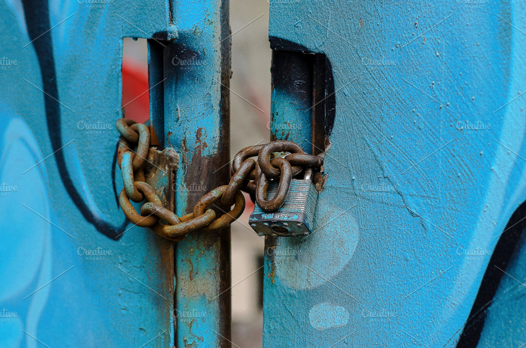 Graffiti Rusty Chain Lock (1)
