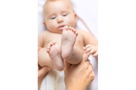 The mother keeps the baby's leg at, a Person Photo by yanadjana