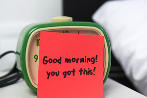 a morning message attached to an alarm clock, a Photo by Nito