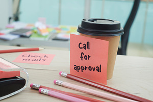 a coffee cup with a sticky note reminder on an office desk, a Photo by Nito