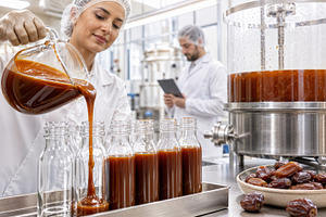Date syrup production process in fac, a Photo by Dvoevnore photos