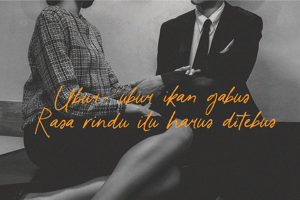Mollina Blossom Handwritten, a Handwritten Font by Pinakiaa Studios (Photo 11 of 11)