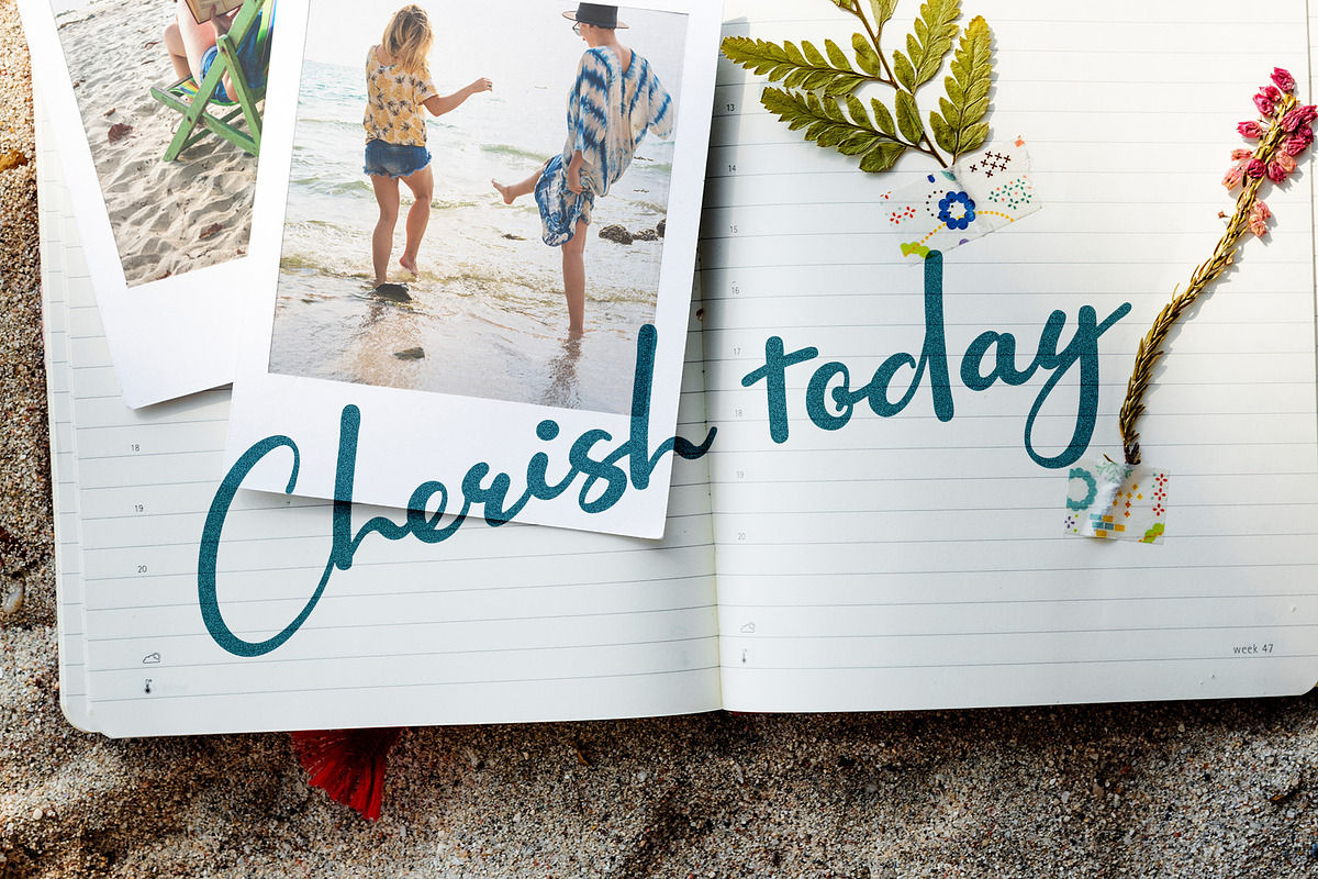 Paisley - Handwritten Font, a Script Font by Fonteca (Photo 3 of 3)