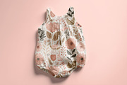 Summer Baby Bodysuit Mockup PSD, a Shirt Mockup by 1001 mockups (Thumbnail 9 of 9)