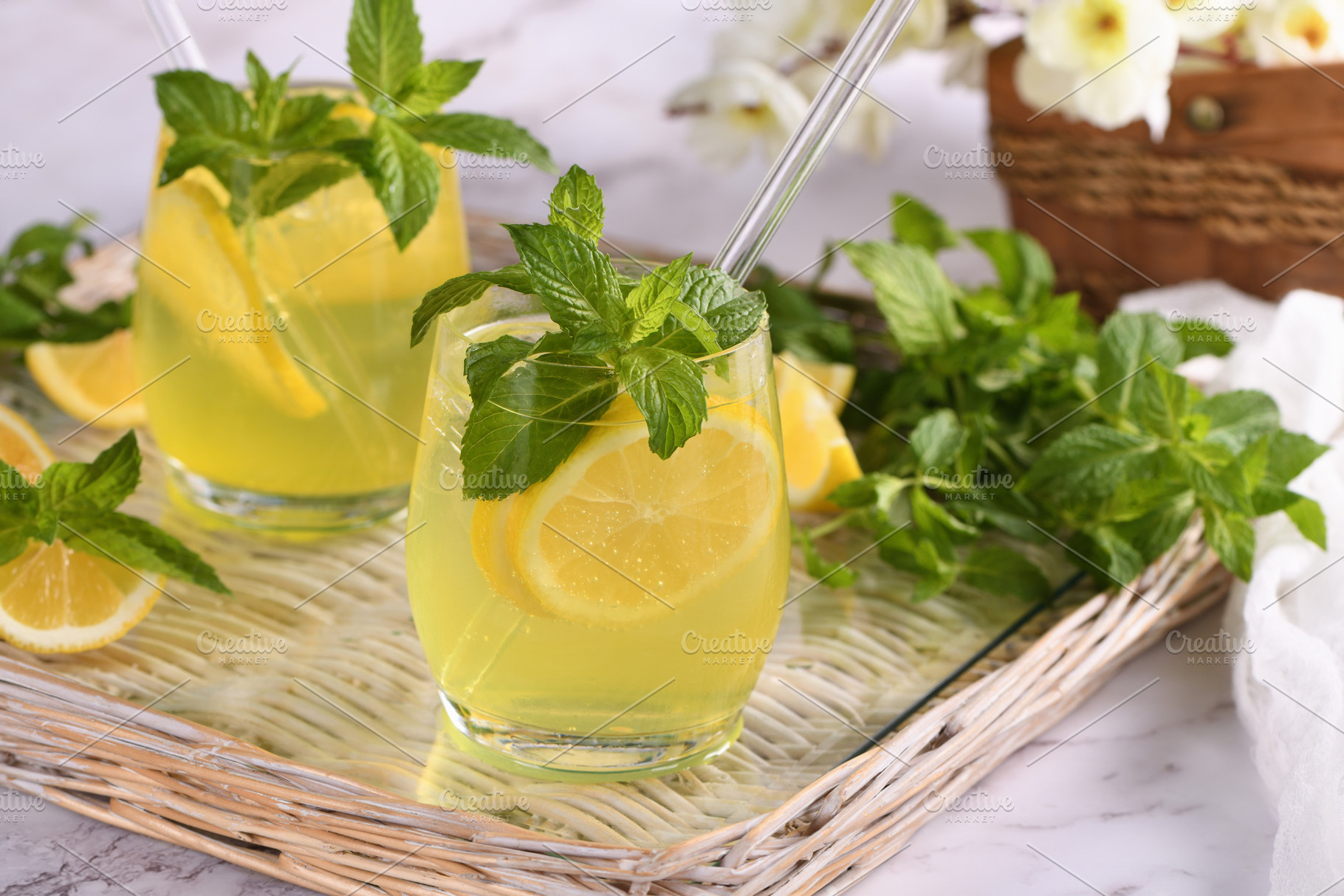 Коктейль Лимончелло Спритц с мятой, a Food & Drink Photo by Apolonia