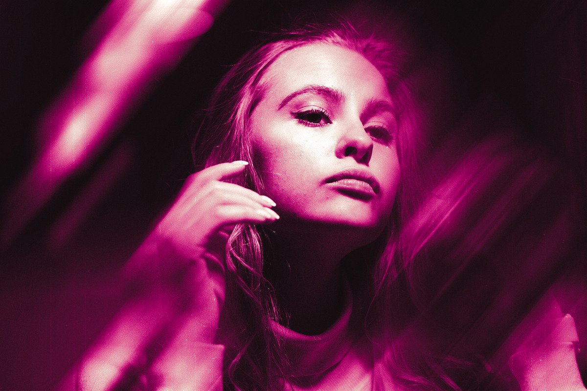 Aura Blur Photo Effect (PSD), a Layer Style Add-On by Posterfello (Photo 2 of 3)
