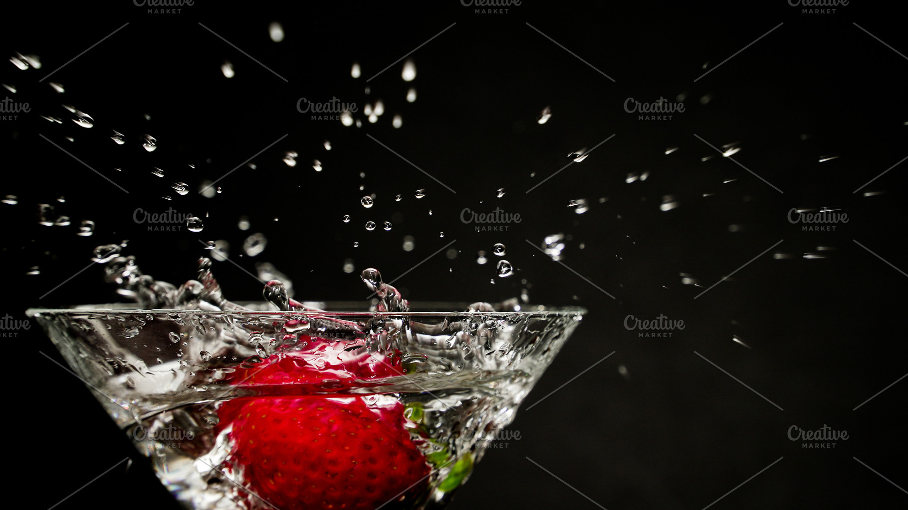 Strawberry splashing into refreshing, a Photo by 1miromiro