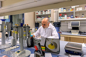 Scientist working with data in a lab, a Health & Medical Photo by Perpis