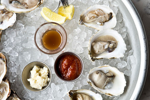 Tray of raw oysters