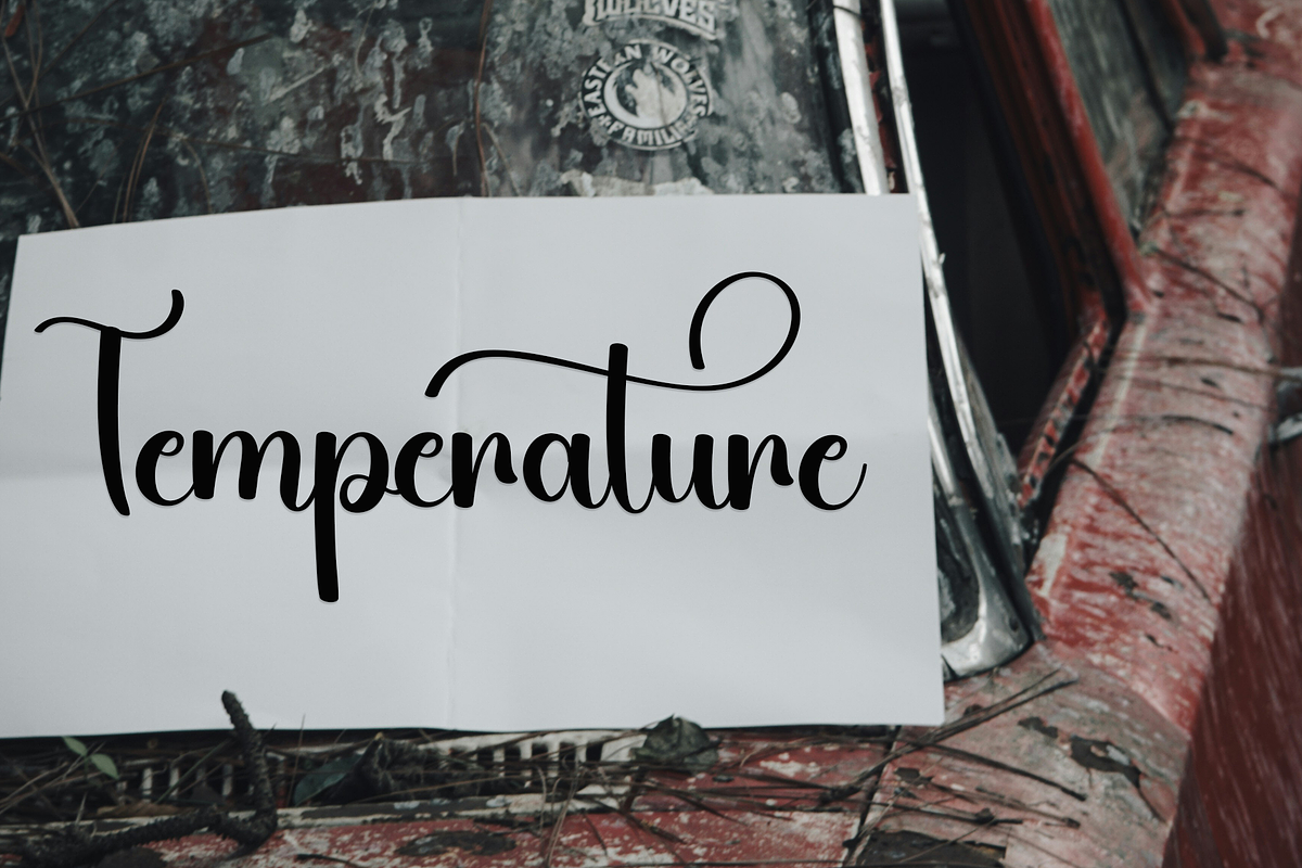 Beautiful Darlinga, a Handwritten Font by InermediaSTUDIO (Photo 4 of 7)