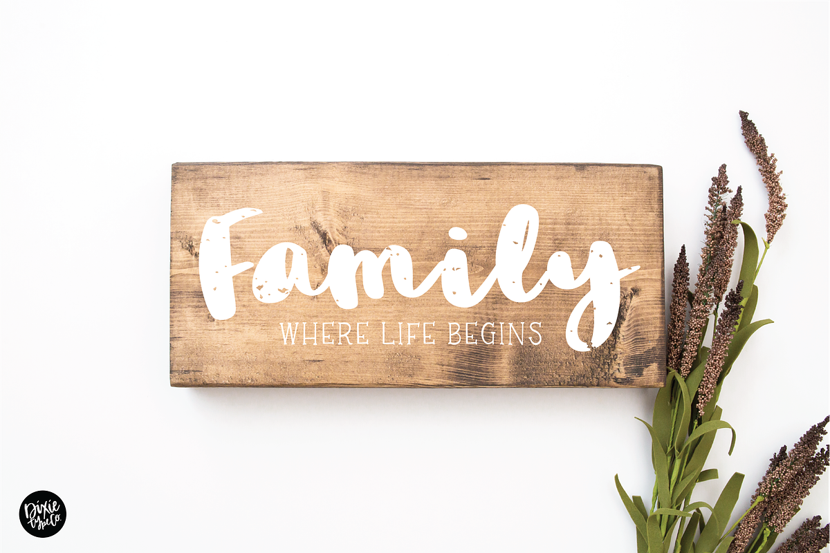 LILY a Bold Distressed Font preview 2