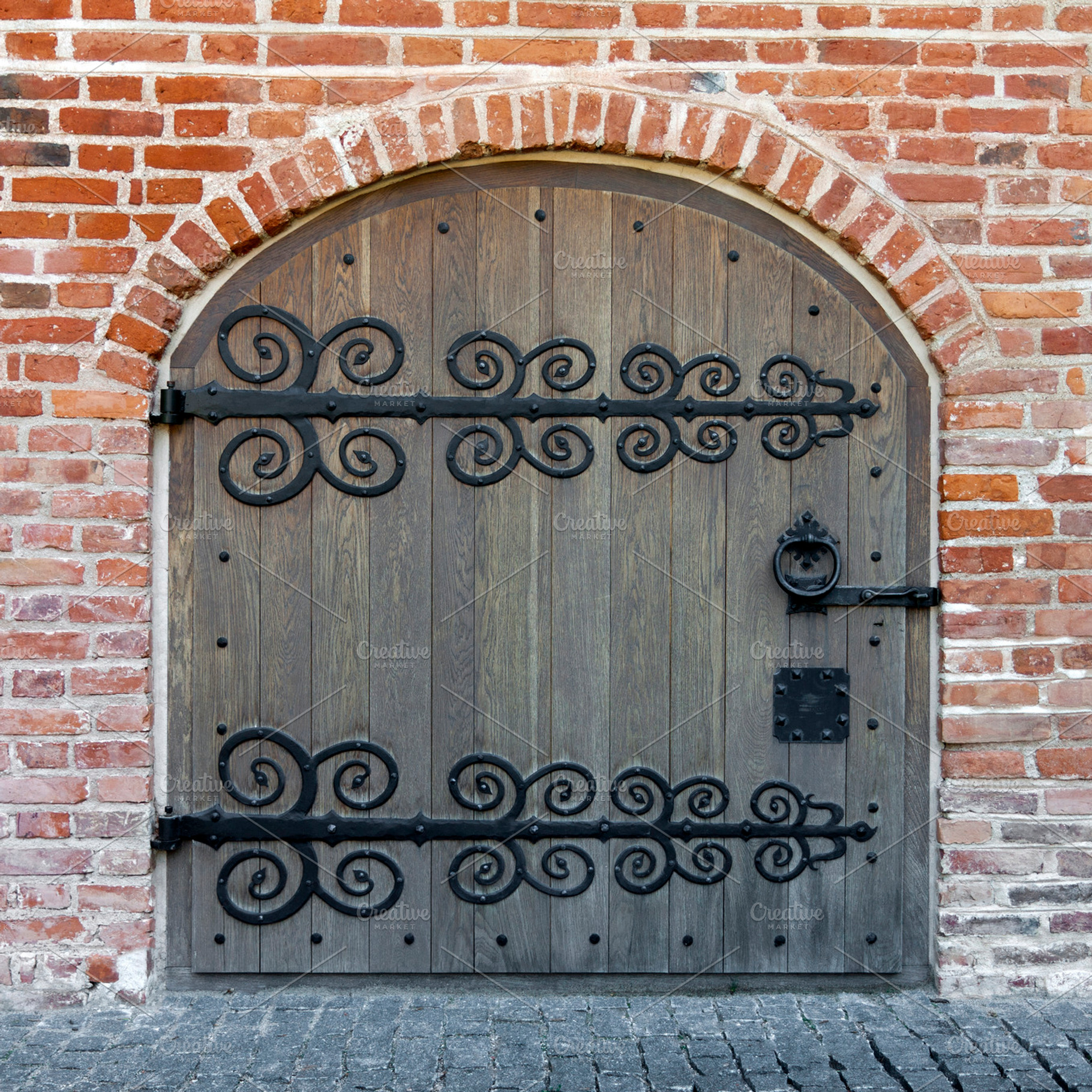 Ornamented doors, an Architecture Photo by BOOCYS