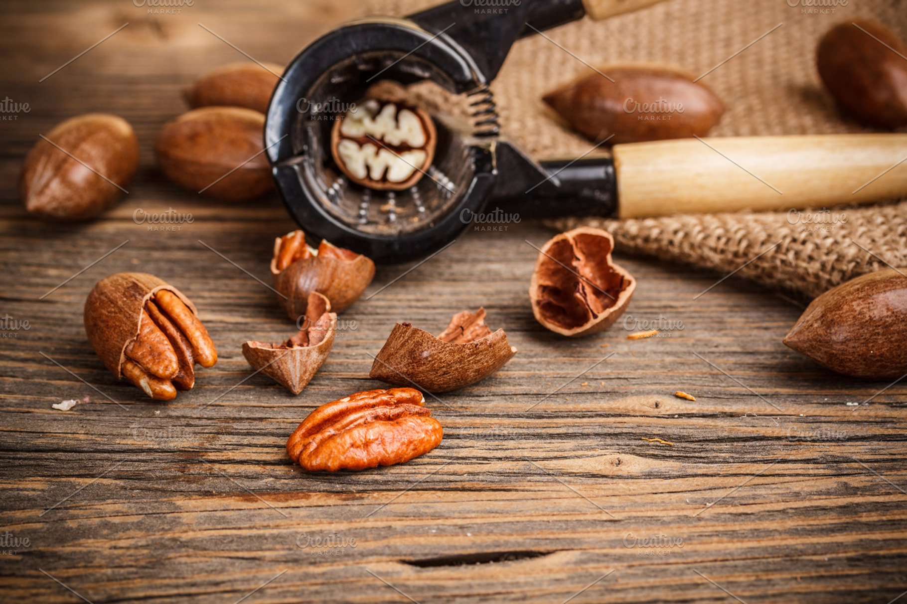 Pecan nuts containing brown, core, and crack