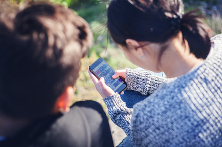 Teens with smartphone, a Technology Photo by Olezzo