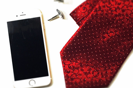 Simply Red: Iphone Mockup